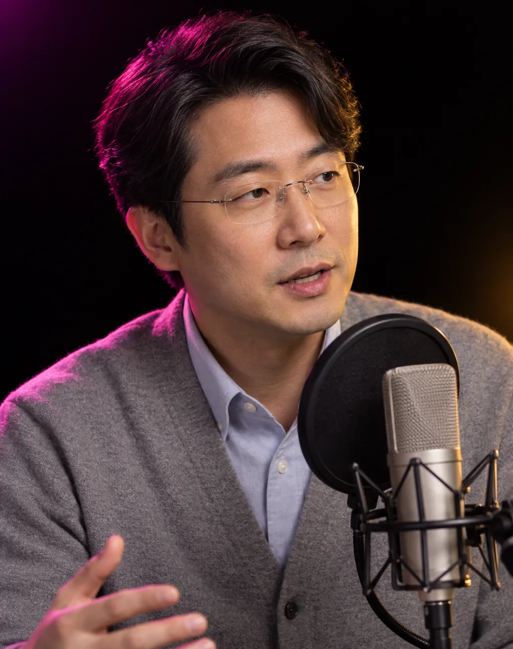 마이크 앞에 선 승민. 차분한 강의 목소리를 맡은 가상 인물